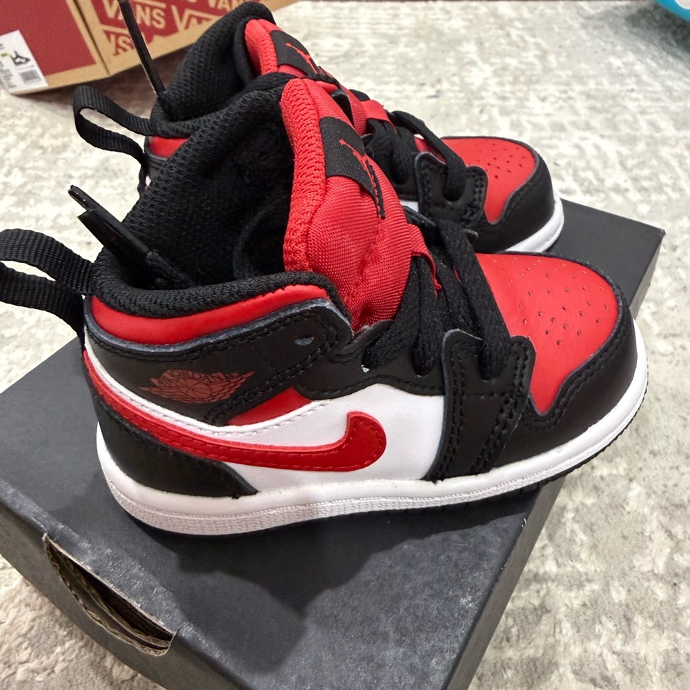 Jordan high top 1’s NEW
5C